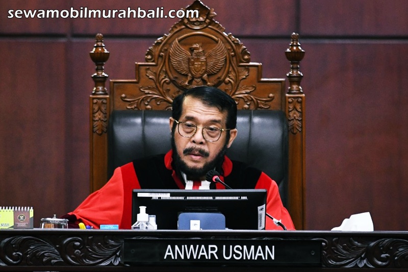 Ketua Majelis Hakim Mahkamah Konstitusi (MK) Anwar Usman memimpin sidang putusan uji materi Undang-Undang.
