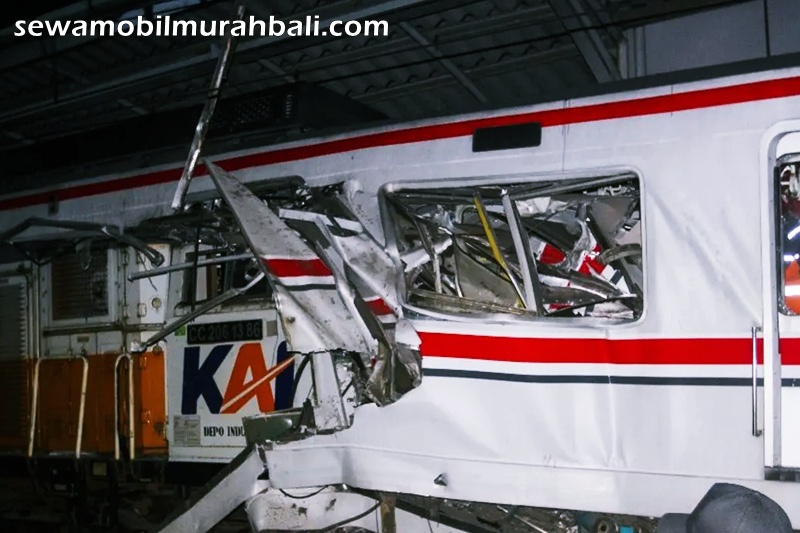 kondisi gerbong KRL Commuterline yang bertabrakan dengan KA Argo Bromo Anggrek relasi Gambir-Surabaya Pasar Turi di Stasiun Bekasi Timur, Bekasi, Jawa Barat